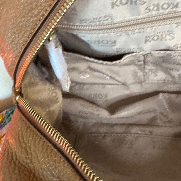 NWOT - Michael Kors Medium Bedford Convertible Satchel. Retail $398.00 - Picture 4 of 7